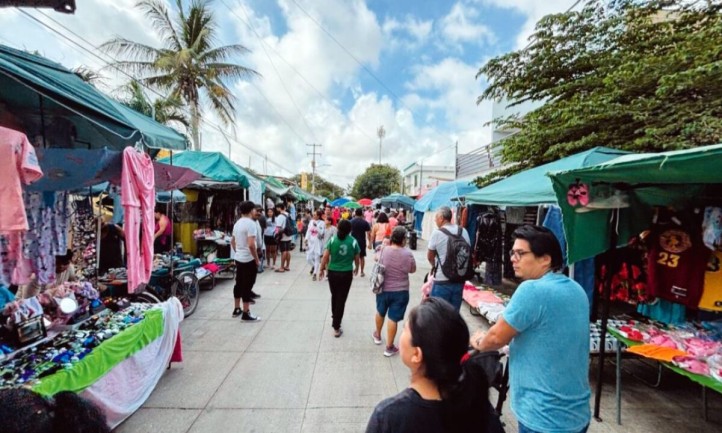 El Ayuntamiento de Benito Juárez analiza impulsar los tianguis como parte de la oferta turística de Cancún, apostando por experiencias locales, gastronomía tradicional y comercio popular. La propuesta surge en medio de los festejos por el Día del Tianguista y busca fortalecer tanto la economía local como el turismo alternativo.