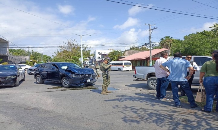 Un aparatoso accidente entre dos camionetas se registró la mañana de este jueves en calles de la colonia Centro de Chetumal. El percance, presuntamente provocado por no respetar un alto obligatorio y el exceso de velocidad, dejó cuantiosos daños materiales, aunque no se reportaron personas lesionadas.
