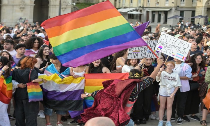 Organizaciones de la comunidad LGBTQ+ denunciaron un incremento en los casos de discriminación y violencia dentro de escuelas de Quintana Roo, especialmente en secundarias y preparatorias. Activistas señalan que la falta de protocolos de inclusión, personal capacitado y reformas legales mantiene en situación de vulnerabilidad a estudiantes de la diversidad sexual.
