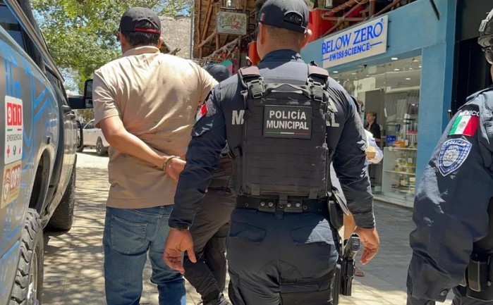 Félix Sandoval Jaime, propietario de “Animalandia Maya”, promovió un amparo federal luego de ser detenido por presunto maltrato y explotación de animales silvestres en Playa del Carmen. Aunque la suspensión concedida no le otorga libertad inmediata, una próxima audiencia podría definir si enfrenta el proceso fuera de prisión.