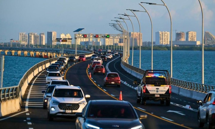 La circulación vehicular en Cancún registró complicaciones la mañana de este jueves, principalmente en la entrada al Puente Nichupté por avenida Kabah, donde automovilistas reportaron largas filas y avance lento. Otras vialidades como Cobá, Tulum, Bonampak y Colosio también presentan fuerte carga vehicular.