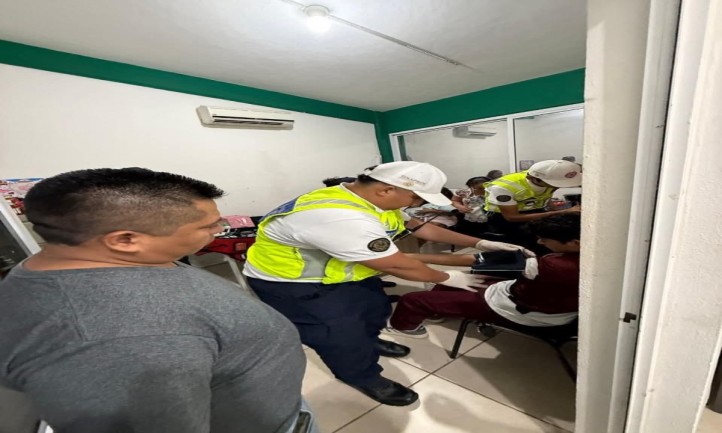 Cuatro estudiantes de una telesecundaria en Playa del Carmen resultaron intoxicados presuntamente tras consumir gomitas enchiladas contaminadas. Dos menores fueron atendidos dentro del plantel y posteriormente trasladados a un hospital, mientras la Fiscalía de Quintana Roo ya abrió una investigación.