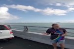 Un automovilista fue exhibido en redes sociales luego de estacionarse sobre la ciclovía del Puente Nichupté en Cancún. El hecho generó críticas entre ciudadanos y ciclistas, quienes pidieron respetar los límites de velocidad y los espacios exclusivos para bicicletas para evitar accidentes en la nueva infraestructura vial.