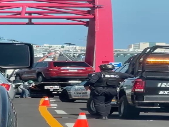 Un aparatoso accidente se registró este lunes sobre el nuevo Puente Nichupté en Cancún, luego de que una camioneta se impactara contra el muro de contención. El percance generó movilización de cuerpos de emergencia y complicaciones viales en una de las obras más transitadas y vigiladas de la ciudad.