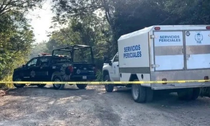 El cuerpo de un hombre con visibles huellas de violencia fue encontrado abandonado en un camino de terracería cercano a la carretera Gas Auto. La víctima presentaba impactos de arma de fuego en la cabeza y el tórax, lo que provocó un fuerte despliegue de autoridades y el inicio de una investigación por homicidio.