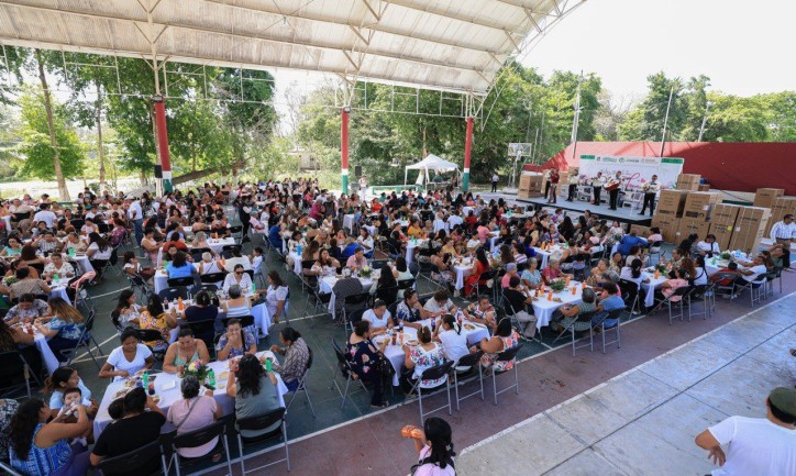 Más de mil 200 mamás festejan el Día de las Madres en Puerto Morelos y Leona Vicario