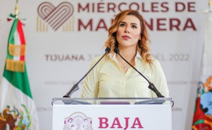 Ante la ola de especulaciones que aseguraban que hoy dejaría la gubernatura de Baja Califronia, Marina del Pilar Ávila Olmeda salió a aclarar que “su agenda sigue normal”. La gobernadora confirmó que no tiene planes de pedir licencia, desmintiendo las versiones que circulaban con fuerza en redes sociales. Este anuncio también fue realizado por Jesús López Romandía, director de Comunicación Social del Gobierno de Baja Califronia, durante una entrevista en el programa del periodista Ciro Gómez Leyva. López Romandía explicó que las especulaciones sobre su posible renuncia surgieron tras la programación de una reunión con alcaldes, diputados y senadores del estado, programada para el próximo 5 de mayo de 2026 a las 18:00 horas. El funcionario aclaró que dicho encuentro ya estaba agendado desde hace tiempo y que su objetivo es tratar asuntos locales, enfatizando que no hay ningún vínculo con una solicitud de licencia por parte de la gobernadora. Cabe recordar que el año pasado, el Gobierno de Estados Unidos revocó las visas de Ávila y su entonces esposo, Carlos Torres. En respuesta a esta medida, la mandataria expresó a través de sus redes sociales que no había cometido ningún delito y confió en que la situación se resolvería. Marina del Pilar indicó que aún espera una explicación formal sobre la cancelación de su visa, pero se mostró optimista respecto al desenlace de este asunto.