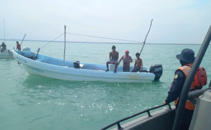 Marina rescata embarcación a la deriva frente a costas de Champotón, Campeche
