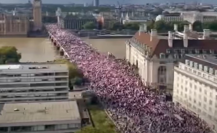 Miles de personas marchan en Londres en protestas de extrema derecha y manifestaciones propalestinas