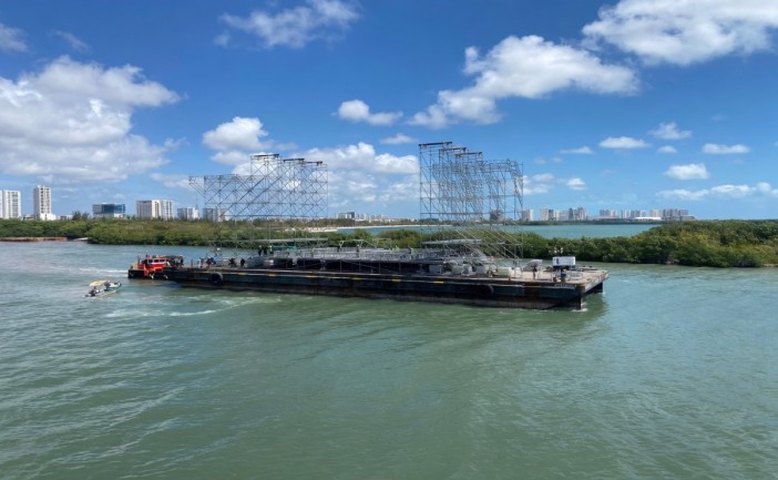 Los preparativos para la apertura del Puente Nichupté avanzan con la instalación de un escenario flotante sobre la laguna Nichupté, donde se presentará Morat como parte del evento principal. El fin de semana incluirá actividades oficiales, carrera atlética y celebraciones masivas en Cancún.