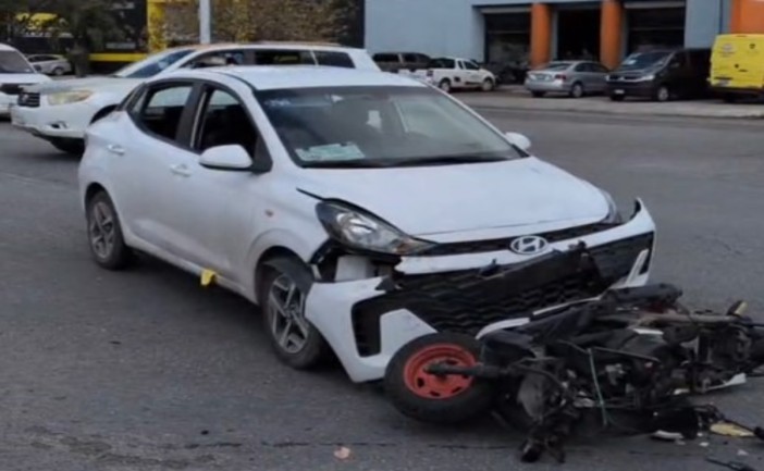 Motociclista es arrollado por automóvil sobre avenida Chichén Itzá en Cancún
