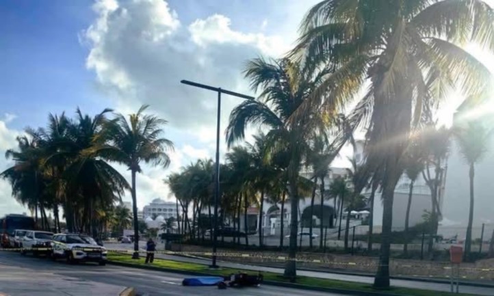 Un motociclista perdió la vida la mañana de este 9 de mayo luego de impactarse contra un vehículo particular sobre el Boulevard Kukulcán, frente al hotel Flamingo, en la Zona Hotelera de Cancún. El accidente provocó movilización de cuerpos de emergencia y afectaciones viales en la zona turística.