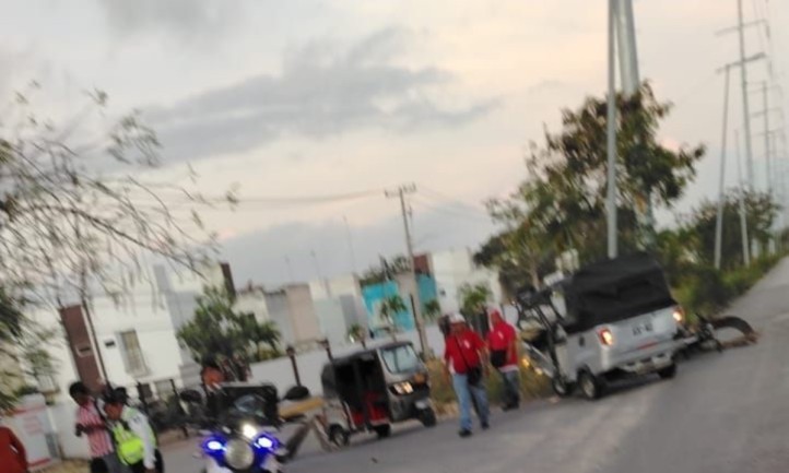 Un accidente entre un motociclista y un mototaxi movilizó a cuerpos de emergencia sobre la avenida Arco Norte, a la altura del fraccionamiento Vista Real, en Cancún. El percance dejó al menos una persona lesionada y generó afectaciones momentáneas a la circulación.