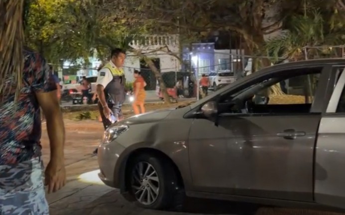Mototaxistas agreden a conductor tras un choque en el fraccionamiento Villas Otoch de Cancún