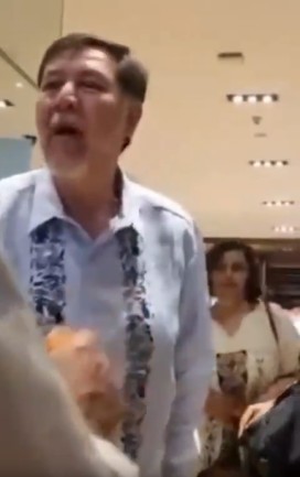 Corren a Noroña del restaurante El Cardenal; le gritan "ratero" y "narco"