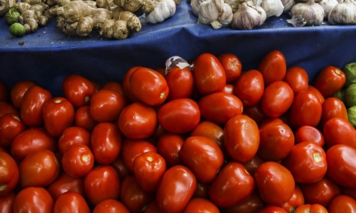 El aumento en los precios de productos básicos continúa golpeando la economía de las familias mexicanas, especialmente en Quintana Roo, donde el jitomate alcanza hasta los 98 pesos por kilogramo. La Alianza Nacional de Pequeños Comerciantes advirtió que la canasta básica ya supera los 2 mil 100 pesos debido a factores climáticos, logísticos y de distribución.