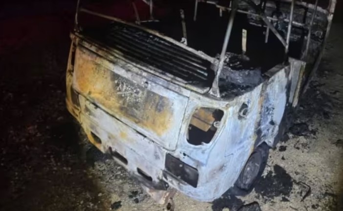 Un mototaxi fue incendiado en una zona de terracería en Cancún luego de que dos sujetos asaltaran al conductor, lo golpearan con un arma y huyeran del lugar. Autoridades ya investigan el caso.
