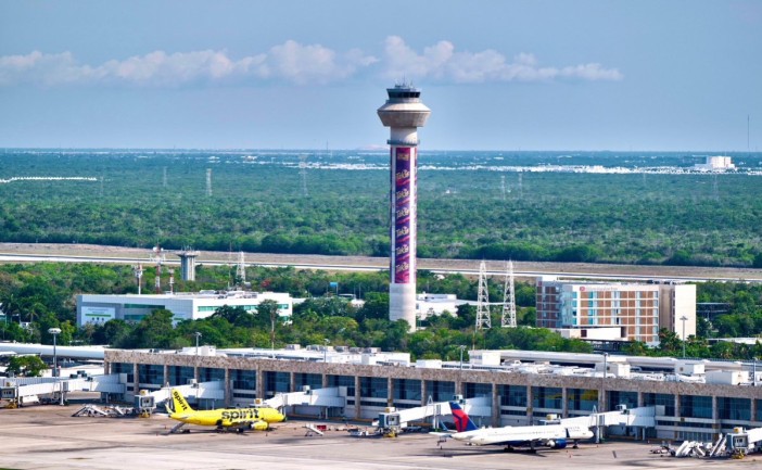 La gobernadora Mara Lezama informó que fueron activados protocolos de atención inmediata para asistir a turistas afectados por la suspensión de operaciones de Spirit Airlines. En el Aeropuerto Internacional de Cancún ya operan módulos de apoyo, orientación y alternativas de traslado.