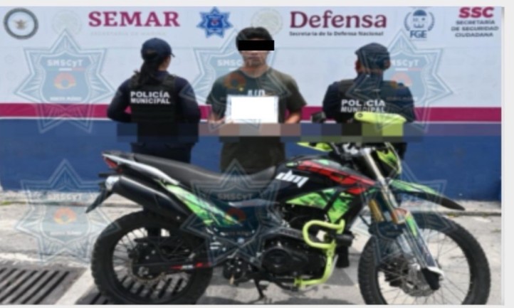 Elementos de la Policía de Cancún detienen a un joven de 18 años en posesión de una motocicleta con reporte de robo vigente. La detención se realizó en la Supermanzana 92 como parte de operativos de vigilancia.