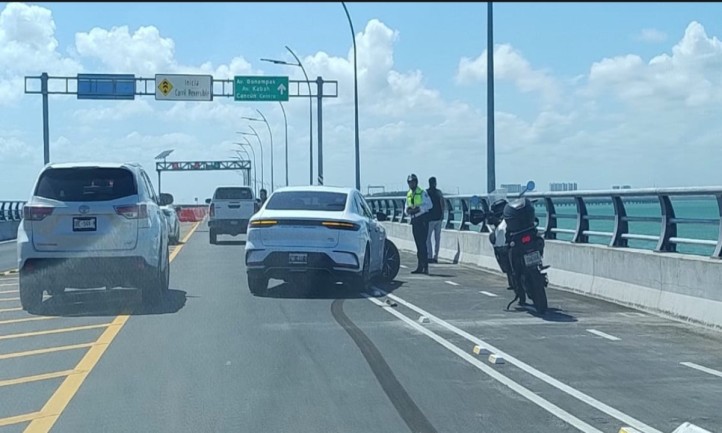 El recién inaugurado Puente Nichupté registró su primer percance vial, luego de que un conductor chocara contra los bolardos que delimitan la ciclovía, presuntamente por distraerse mientras grababa con su celular.