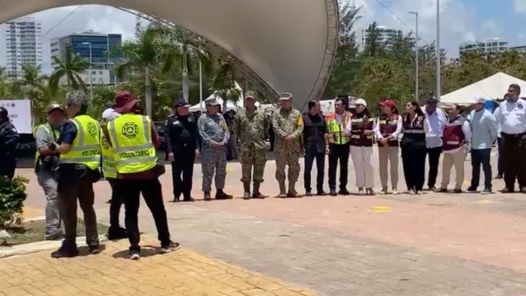 Autoridades de los tres niveles de gobierno encabezaron un simulacro en Cancún para evaluar la capacidad de respuesta ante emergencias, con la participación de bomberos, paramédicos y corporaciones de seguridad.