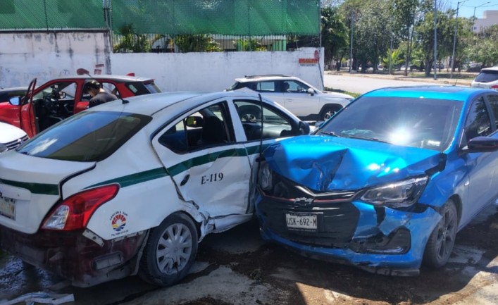 Taxi y Uber chocan de forma brutal en gasolinera de Cancún