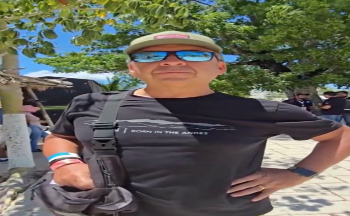 Un visitante relató haber sido abordado por personas que se identificaron como parte de un supuesto equipo oficial y le ofrecieron paquetes turísticos con acceso a playa y snorkel. Tras detectar irregularidades en los precios, solicitó apoyo y logró la devolución del dinero.