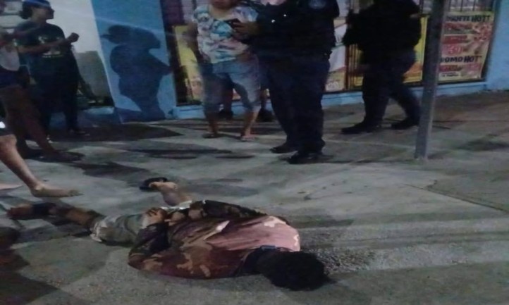 Habitantes del fraccionamiento Paraíso Maya, en Cancún, capturaron a un hombre sorprendido dentro de una pizzería durante un intento de robo. El sujeto fue retenido y entregado a las autoridades tras ser sometido por los residentes.
