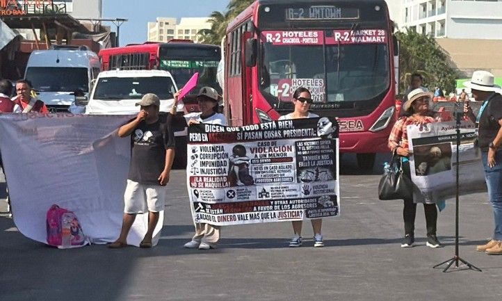 Integrantes de Madres Buscadoras de Quintana Roo se manifestaron en Cancún previo al evento encabezado por Claudia Sheinbaum por la inauguración del puente Nichupté. El colectivo exige avances en la búsqueda de María Adela y mayor respuesta de autoridades estatales y federales.