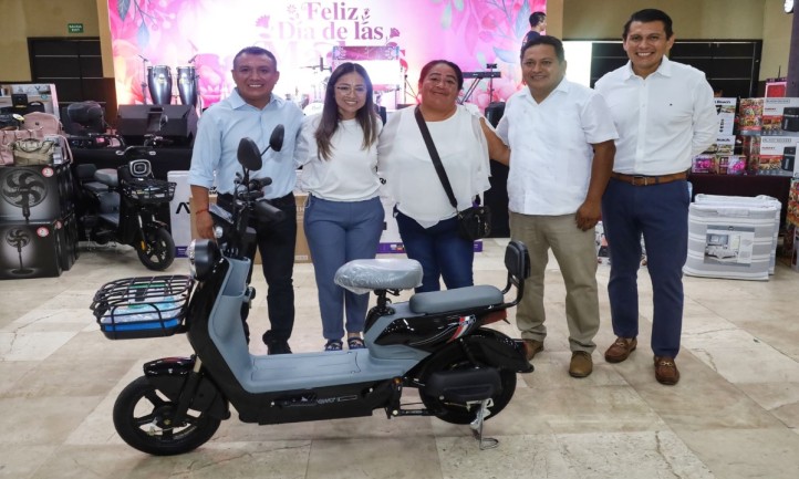 El Ayuntamiento de Othón P. Blanco celebró el Día de las Madres con un evento dedicado a trabajadoras municipales, donde además de convivencias y rifas, se entregó un bono económico superior al del año pasado como reconocimiento a su labor dentro del servicio público y sus familias.