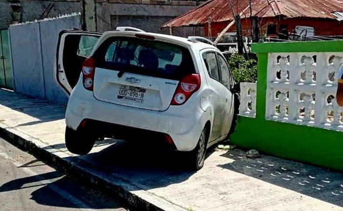 automóvil choca contra motociclista