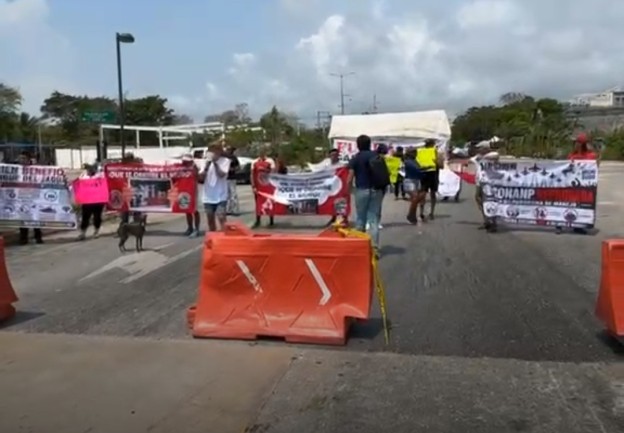 Bloquean tulumnenses vía federal 307 por restricciones en el acceso a playas