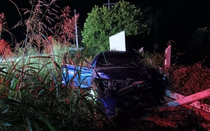 Volcadura en carretera a Bacalar deja un muerto y un herido grave