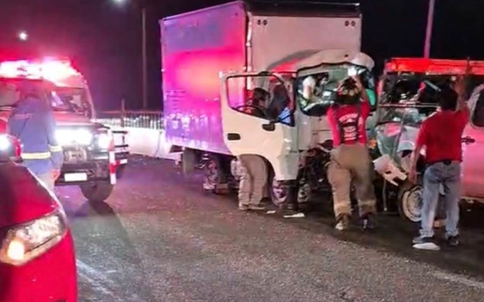Carambola en Cancún deja a un conductor prensado