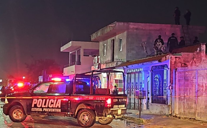 Elementos de seguridad y cuerpos de emergencia mantienen un operativo en la colonia Cianca Dos de Chetumal para rescatar a una persona que amenaza con lanzarse desde el techo de una vivienda
