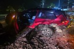 El reporte señala que, derivado del piso mojado, el conductor perdió el control