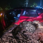 El reporte señala que, derivado del piso mojado, el conductor perdió el control