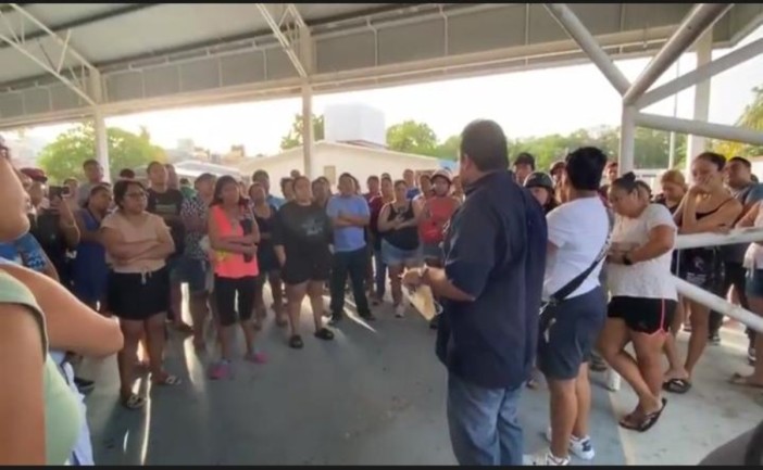 La protesta comenzó desde temprana hora en las inmediaciones de la institución educativa