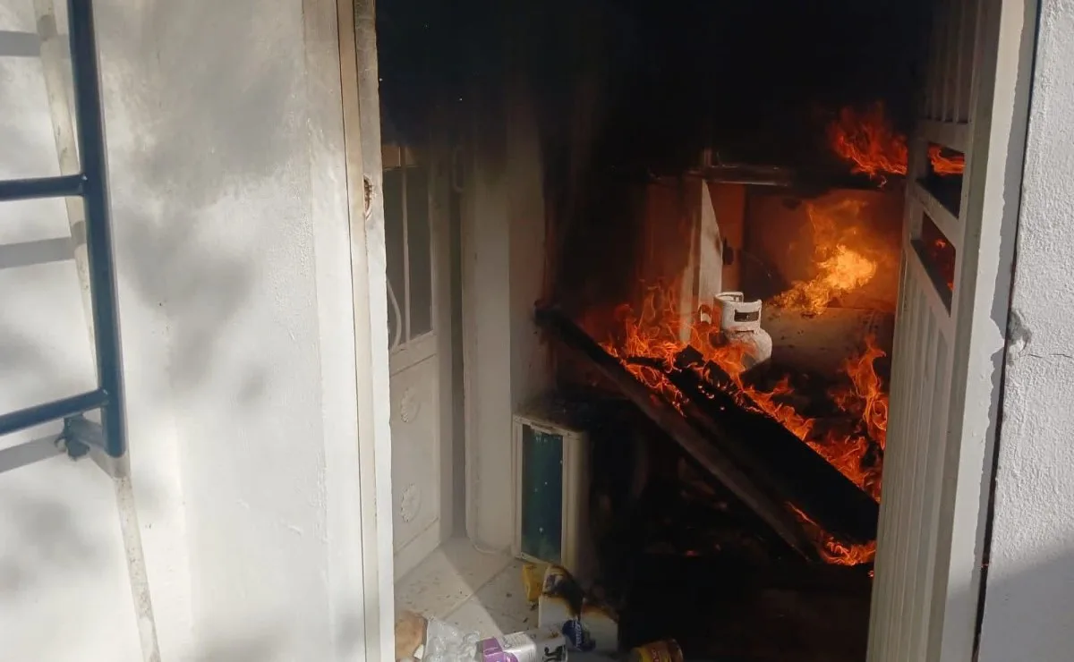 Falla en manguera de tanque de gas habría originado el incendio