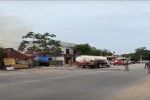 Incendio consume parte de frutería en Tulum; bomberos evitan que el fuego se propague Un incendio registrado la tarde de este miércoles en la frutería La Bodeguita, ubicada sobre la avenida Ocot con calle Chikil, en las inmediaciones de la colonia Mayapax y cerca de una zona de invasión en Tulum, movilizó a cuerpos de emergencia y generó preocupación entre vecinos y comerciantes de la zona. De acuerdo con los primeros reportes, el siniestro fue reportado al número de emergencias 911 cuando las llamas comenzaron a extenderse dentro del establecimiento y amenazaban con alcanzar negocios cercanos. Elementos del Cuerpo de Bomberos acudieron al lugar y lograron controlar el fuego tras varios minutos de labores. Durante la intervención retiraron mercancía, tanques de gas y otros objetos para evitar explosiones o una mayor propagación de las llamas. El incendio consumió gran parte del techo del inmueble, que presuntamente estaba construido con materiales de la región, lo que favoreció la rápida expansión del fuego. La imagen tiene un atributo ALT vacío; su nombre de archivo es Incendio-en-fruteria-de-Tulum-2.webp La imagen tiene un atributo ALT vacío; su nombre de archivo es Incendio-en-fruteria-de-Tulum-3.webp La imagen tiene un atributo ALT vacío; su nombre de archivo es Incendio-en-fruteria-de-Tulum-4.webp La imagen tiene un atributo ALT vacío; su nombre de archivo es Incendio-en-fruteria-de-Tulum-1.webp Mientras se desarrollaban las maniobras de control, las autoridades solicitaron a la población mantenerse alejada del área para evitar accidentes y permitir el trabajo de los cuerpos de emergencia. En el lugar también surgieron señalamientos de ciudadanos sobre las limitaciones de equipo y materiales con los que operan los bomberos del municipio, situación que, afirmaron, complica la atención de emergencias de gran magnitud. Hasta el momento no se reportan personas lesionadas y se desconocen las causas que originaron el incendio. ﻿ Incendio en frutería de Tulum ﻿