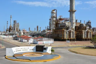 Explota refinería en Salina Cruz; hay tres heridos