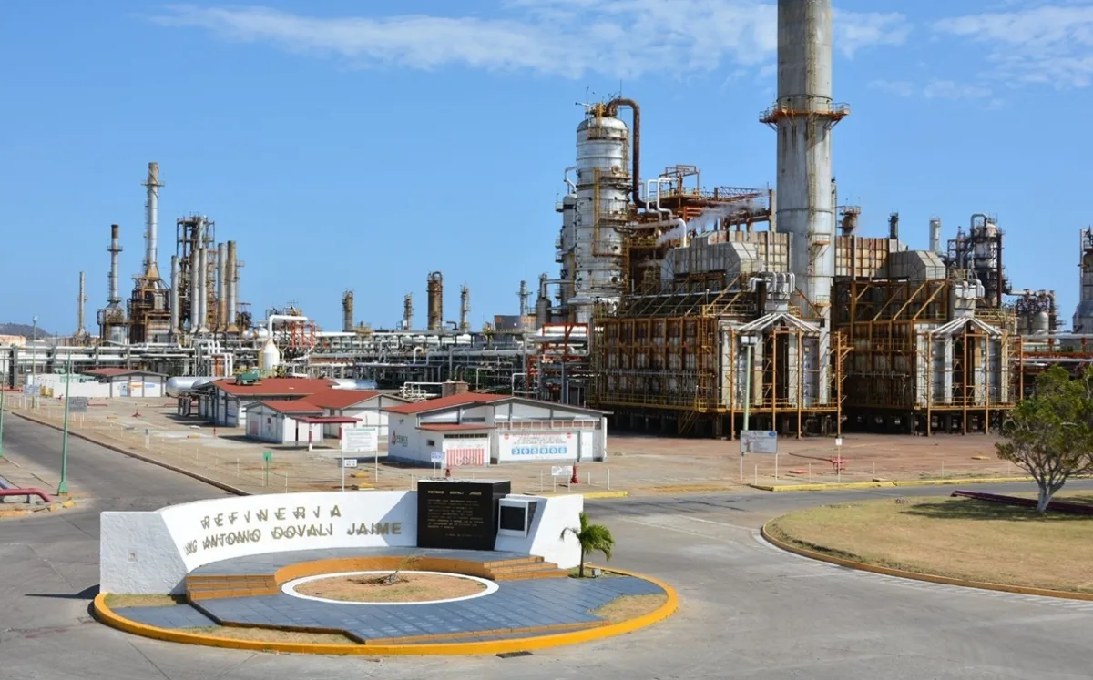 Explota refinería en Salina Cruz; hay tres heridos