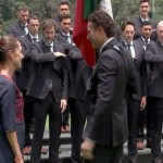 Claudia Sheinbaum entregó la bandera nacional al portero Guillermo Ochoa.