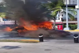 Vehículo se incendia en transitada vialidad de Cancún