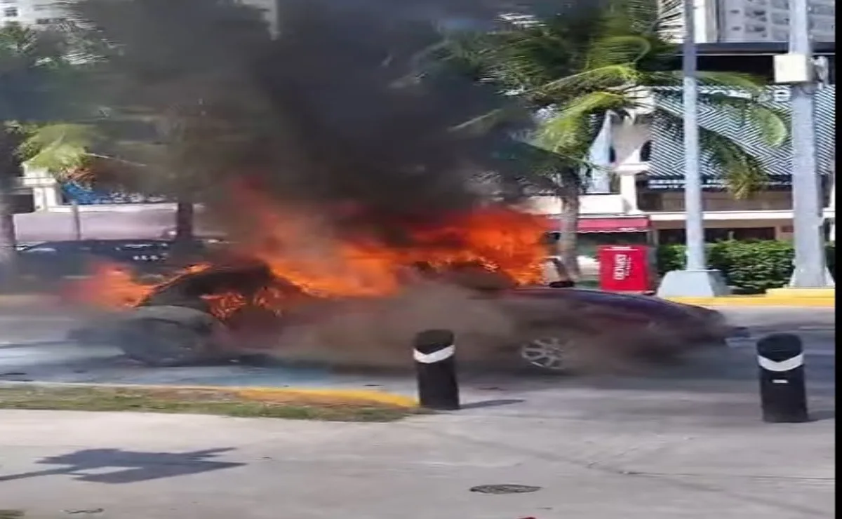 Vehículo se incendia en transitada vialidad de Cancún