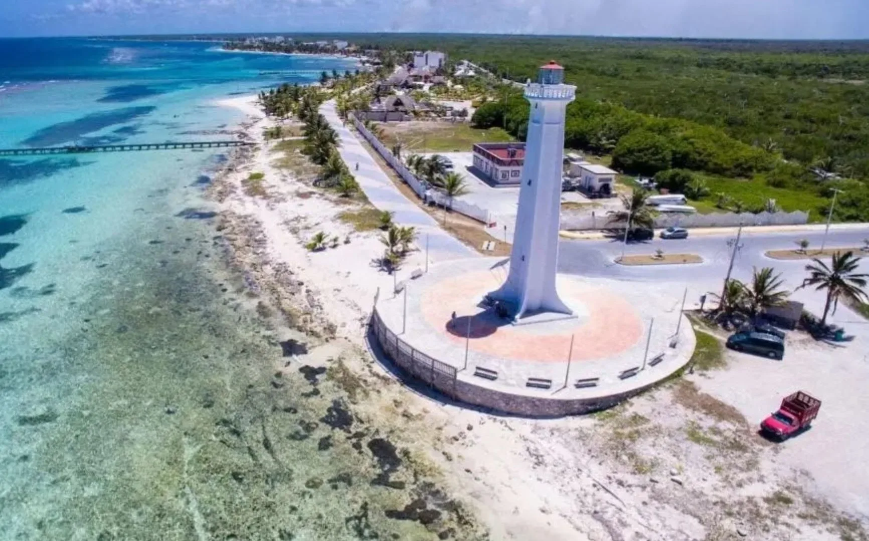 El Gobierno de Quintana Roo licitará tres proyectos turísticos en Mahahual, con una inversión de 200 millones de pesos, mejorando infraestructura local.