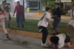 Dos ciudadanos cubanos fueron detenidos por la Policía Municipal en las inmediaciones del INM, luego de ser identificados como presuntos participantes de una riña registrada el pasado fin de semana cerca de la Plaza de Toros de Cancún