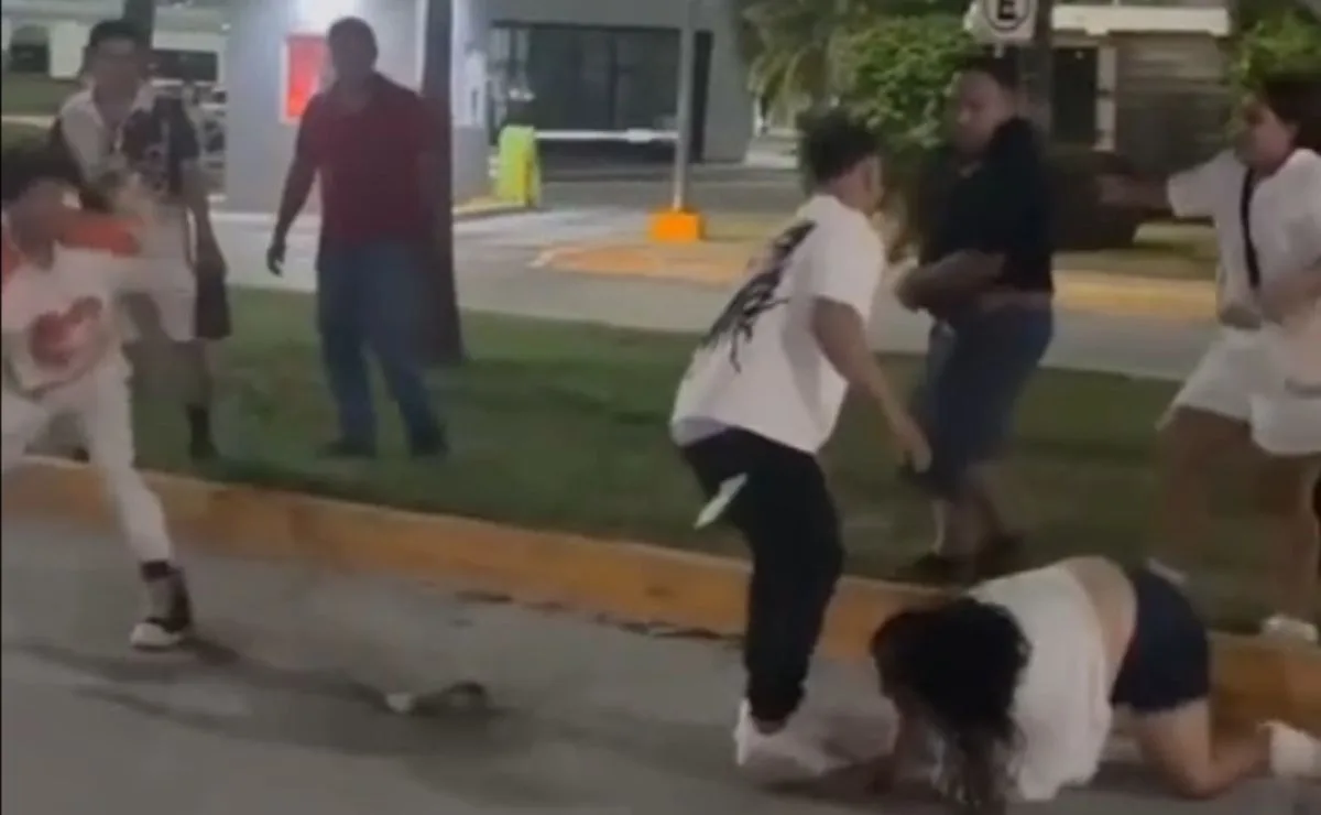Dos ciudadanos cubanos fueron detenidos por la Policía Municipal en las inmediaciones del INM, luego de ser identificados como presuntos participantes de una riña registrada el pasado fin de semana cerca de la Plaza de Toros de Cancún