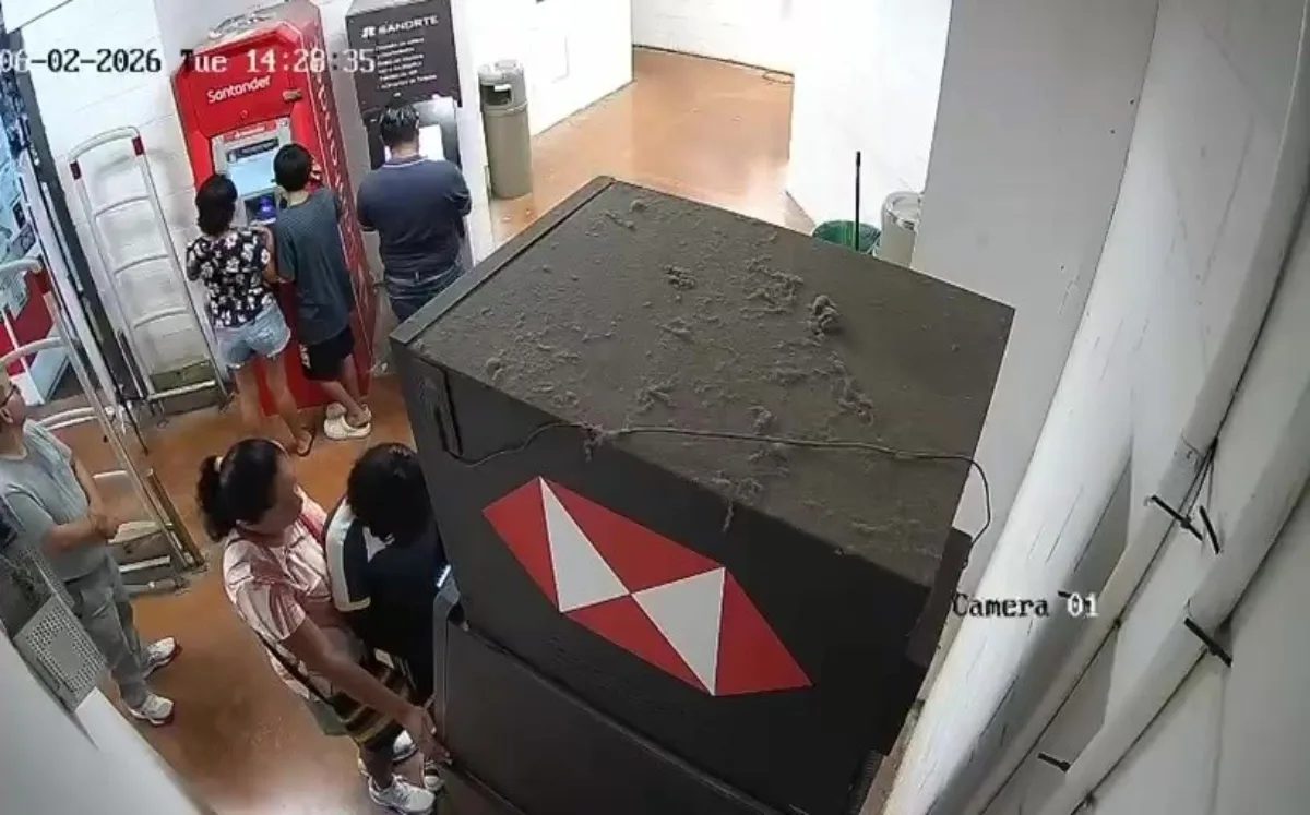 Presuntos ladrones vigilan cajero en Cancún; alertan por nueva modalidad de robo