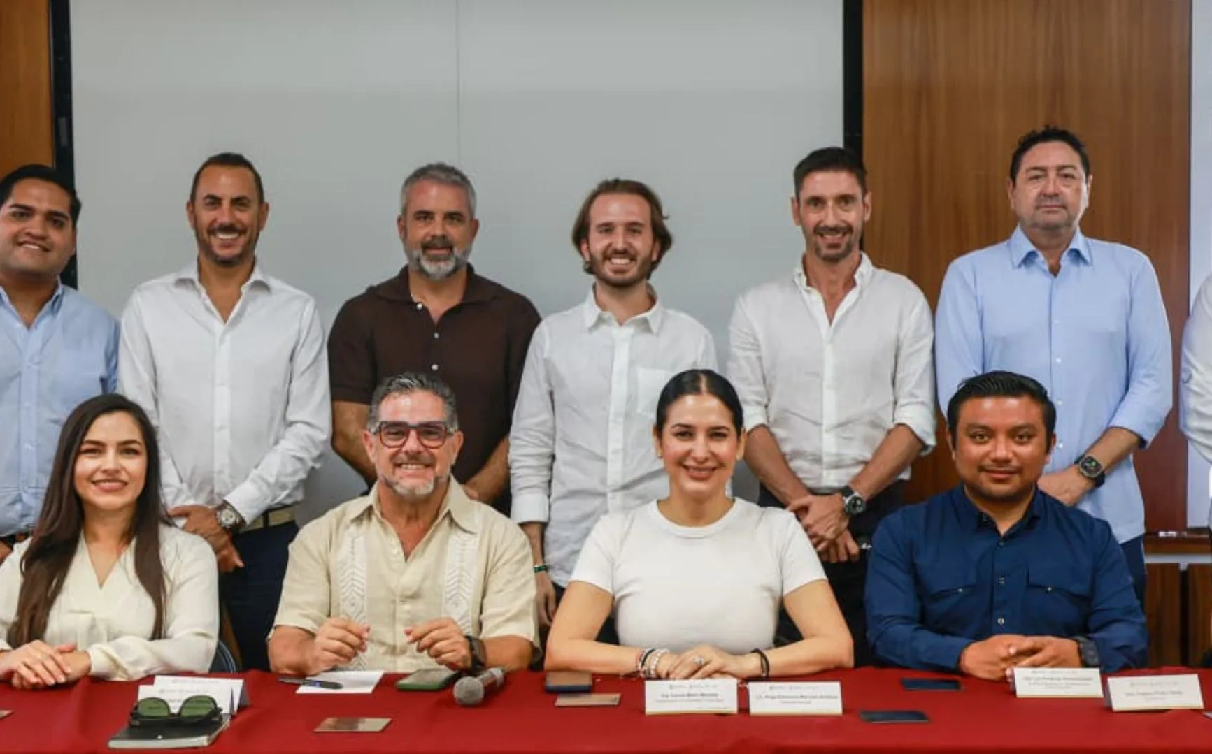 La presidenta municipal de Playa del Carmen, Estefanía Mercado, sostuvo una reunión con representantes del sector empresarial y hotelero para fortalecer la coordinación en la atención del sargazo